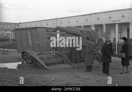 Poznañ, 1947-10. Ogólnokrajowa Wystawa Rolniczo-Ogrodnicza, w dniach 11-29 paŸdziernika, na terenie Miêdzynarodowych Targów Poznañskich. NZ. Kombinn. mb/gr PAP Dok³adny dzieñ wydarzenia nieustalony. Posen, 1947. Okt. Nationale Landwirtschaftsausstellung, die vom 11. Bis 29. Oktober auf dem Gelände der Internationalen Messe Posen stattfindet. Bild: Ein Mähdrescher. mb/gr PAP Stockfoto