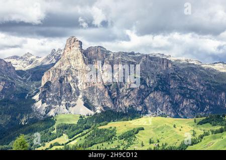 Hochplateau am Fuße des Sassongher mit einer detaillierten Sicht auf die Bergkette der italienischen Dolomiten Stockfoto