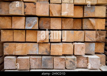 Verkauf von Kiefernholzplatten für den Bau bestimmt. Lager Holzbarren Bretter. Stockfoto