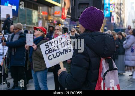 New York City, USA. 05th Dez 2021. Eine Gruppe von Demonstranten versammelte sich am 5. Dezember 2021 auf dem Times Square in Manhattan, New York, um gegen die Covid-19-Impfvorschriften zu protestieren. (Foto von Steve Sanchez/Sipa USA) Quelle: SIPA USA/Alamy Live News Stockfoto