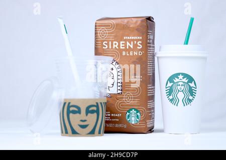 CHARKOW, UKRAINE - 15. MÄRZ 2021: Starbucks Produktion auf weißem Holztisch. Starbucks Corporation ist eine multinationale Kette von Kaffeehäusern und Roaste Stockfoto