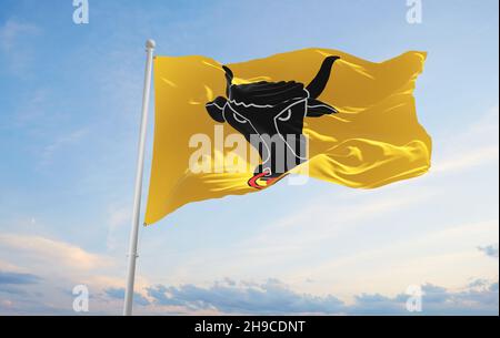 Flagge des Kantons Uri , Schweiz bei bewölktem Himmel Hintergrund bei Sonnenuntergang, Panoramablick. Schweizer Reise- und Patriot-Konzept. Platz zum Kopieren für breites Banner. Stockfoto