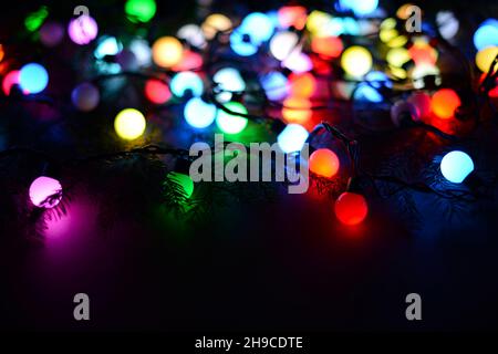 Bunt verwischen die Lichter einer festlichen Electric Girlande und Chris Stockfoto