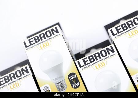 CHARKOW, UKRAINE - 30. MÄRZ 2021: Viele Lebron LED-Glühbirnen. LeBron ist seit 2017 ein chinesischer Hersteller von leichten Geräten Stockfoto