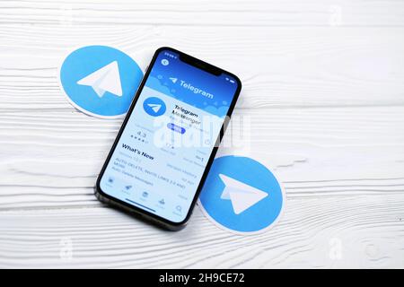CHARKOW, UKRAINE - 5. MÄRZ 2021: Telegram Messenger Icon und Anwendung aus dem App Store auf dem iPhone 12 pro Display-Bildschirm auf weißem Holztisch Stockfoto