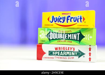 KHARKOV, UKRAINE - 14. FEBRUAR 2021: Wrigleys Spearmint Doublemint und saftiger Fruchtkaugummi im klassischen Verpackungsdesign Stockfoto