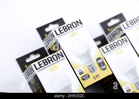 CHARKOW, UKRAINE - 30. MÄRZ 2021: Viele Lebron LED-Glühbirnen. LeBron ist seit 2017 ein chinesischer Hersteller von leichten Geräten Stockfoto