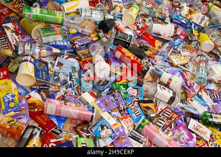 CHARKOW, UKRAINE - 10. AUGUST 2021: Großer Stapel verschiedener Verpackungen und leerer Einwegverpackungen und Becher aus der berühmten Markenproduktion von Lebensmitteln und Getränken Stockfoto