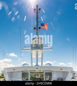 Oberer Teil einer teuren Motoryacht Stockfoto