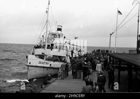 Sopot, 1947-10. Transport Morski. NZ. pasa¿erski statek Gra¿yna cumuje przy molo. ps/gr PAP Dok³adny dzieñ wydarzenia nieustalony. Sopot, 1947. Okt. Der Seeverkehr. Im Bild: Grazyna Passagierschiff an einem Pier festgemacht. ps/gr PAP Stockfoto