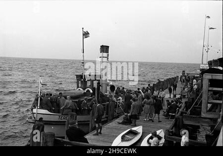 Sopot, 1947-10. Transport Morski. NZ. pasa¿erski statek Teresa cumuje przy molo. ps/gr PAP Dok³adny dzieñ wydarzenia nieustalony. Sopot, 1947. Okt. Der Seeverkehr. Im Bild: Teresa Passagierschiff an einem Pier festgemacht. ps/gr PAP Stockfoto