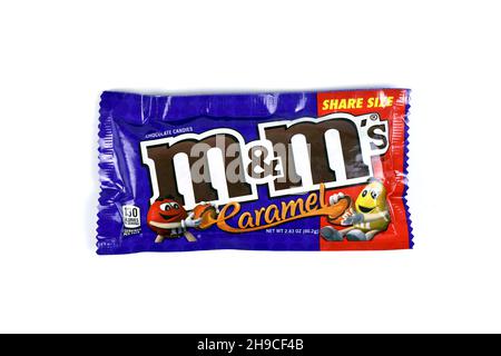 CHARKOW, UKRAINE - 15. MÄRZ 2021: M M's Karamell-Schokoladenbonbons-Packung. M M's wird seit 1941 von Mars Incorporated produziert Stockfoto