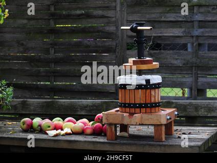 Schöner alter deutscher Entsafter im Garten - hausgemachter Apfelsaft aus köstlichen Elster-Äpfeln Stockfoto