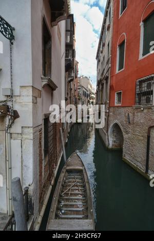 Ein enger Kanal in der Innenstadt von venedig Stockfoto