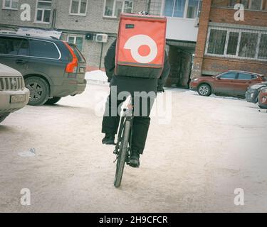 17th. November 2021, Russland, Tomsk, Fahrradkurier auf der Straße Stockfoto