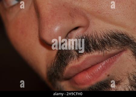 Nahaufnahme von Bart und Nase - junger weißer Mann Stockfoto