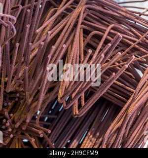 Rostige Stahlstangen auf der Baustelle. Isoliert. Stockbild. Stockfoto