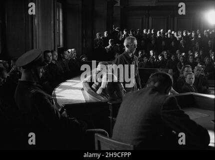 Gdañsk, 1947-10. Proces grupy funkcjonariuszy niemieckiego obozu konzentracyjnego w Stutthofie, w dniach od 8 do 31 paŸdziernika. S¹dzono 24 SS-manów i jednego wiêŸnia funkcyjnego. W wniku procesu skazano na karê œmierci: Kierownika III Wydzia³u SS Hauptsturmführera Teodora Meyera, komendanta obozu ¿ydowskiego SS Oberscharführera Ewalda Fotha, SS Oberscharführera Alberta Paulitza, SS Unterscharführera Fritza Petersa, SS Oberscharführera Hansa Racha, SS Rottenführera Karla Zurella, SS Unterscharführera rottenführera, SS Paula Rottenführera, SS Al Rottenführera, SS Stockfoto