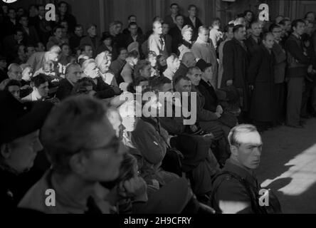 Gdañsk, 1947-10. Proces grupy funkcjonariuszy niemieckiego obozu konzentracyjnego w Stutthofie, w dniach od 8 do 31 paŸdziernika. S¹dzono 24 SS-manów i jednego wiêŸnia funkcyjnego. W wniku procesu skazano na karê œmierci: Kierownika III Wydzia³u SS Hauptsturmführera Teodora Meyera, komendanta obozu ¿ydowskiego SS Oberscharführera Ewalda Fotha, SS Oberscharführera Alberta Paulitza, SS Unterscharführera Fritza Petersa, SS Oberscharführera Hansa Racha, SS Rottenführera Karla Zurella, SS Unterscharführera rottenführera, SS Paula Rottenführera, SS Al Rottenführera, SS Stockfoto