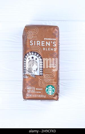 KHARKOV, UKRAINE - 15. MÄRZ 2021: Starbucks Kaffeesack mit grünem Logo. Starbucks Corporation ist eine multinationale Kette von Kaffeehäusern und Röstereien Stockfoto