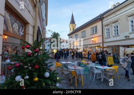 12.05.2021, Szekesfehervar Ungarn beleuchtete szekesfehervar weihnachtsmarkt in Ungarn Stockfoto