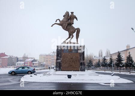 Kars, Türkei - 01-24-2016:Schneetag im Stadtzentrum von Kars, Atatürk-Denkmal Stockfoto