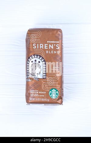KHARKOV, UKRAINE - 15. MÄRZ 2021: Starbucks Kaffeesack mit grünem Logo. Starbucks Corporation ist eine multinationale Kette von Kaffeehäusern und Röstereien Stockfoto