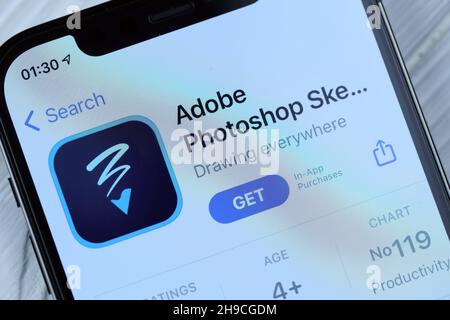 CHARKOV, UKRAINE - 5. MÄRZ 2021: Adobe photoshop Icon und Anwendung aus dem App Store auf dem iPhone 12 pro Display-Bildschirm auf weißem Holztisch Stockfoto