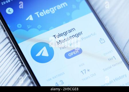 CHARKOW, UKRAINE - 5. MÄRZ 2021: Telegram Messenger Icon und Anwendung aus dem App Store auf dem iPhone 12 pro Display-Bildschirm auf weißem Holztisch Stockfoto