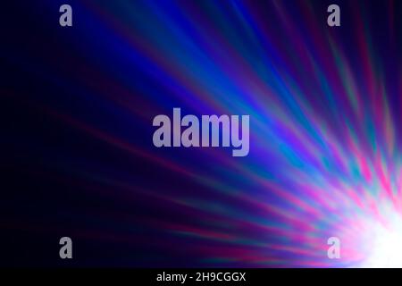 Bunte Lichtstrahlen oder Lichtstrahlen im Dunkeln. Abstrakter, hochauflösender, verschwommener Hintergrund. Stockfoto