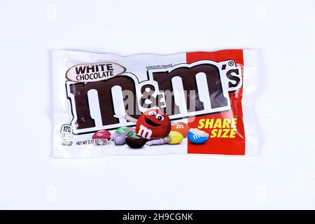 CHARKOW, UKRAINE - 15. MÄRZ 2021: M M's weiße Schokolade Bonbons Packung. M M's wird seit 1941 von Mars Incorporated produziert Stockfoto