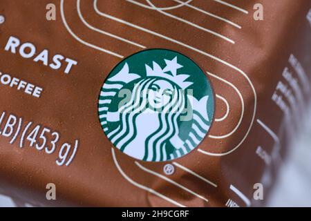 KHARKOV, UKRAINE - 15. MÄRZ 2021: Starbucks Kaffeesack mit grünem Logo. Starbucks Corporation ist eine multinationale Kette von Kaffeehäusern und Röstereien Stockfoto