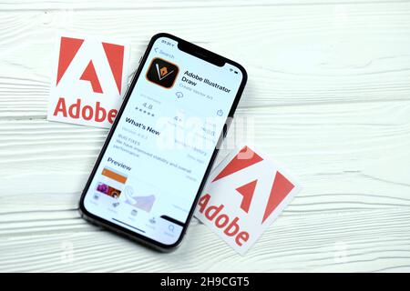 CHARKOV, UKRAINE - 5. MÄRZ 2021: Adobe Illustrator-Symbol und Anwendung aus dem App Store auf dem iPhone 12 pro Display-Bildschirm auf weißem Holztisch Stockfoto