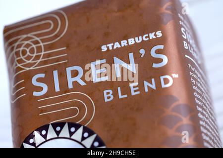 KHARKOV, UKRAINE - 15. MÄRZ 2021: Starbucks Kaffeesack mit grünem Logo. Starbucks Corporation ist eine multinationale Kette von Kaffeehäusern und Röstereien Stockfoto