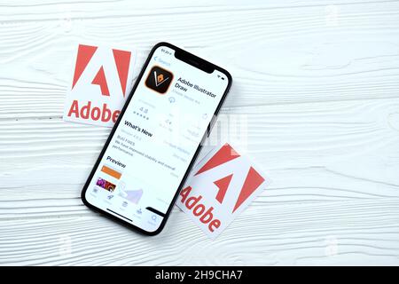 CHARKOV, UKRAINE - 5. MÄRZ 2021: Adobe Illustrator-Symbol und Anwendung aus dem App Store auf dem iPhone 12 pro Display-Bildschirm auf weißem Holztisch Stockfoto