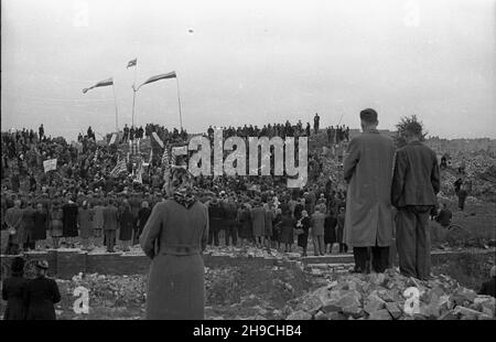 Warszawa, 1947-10-05. Inauguracja Tygodnia WiêŸnia Politycznego Msz¹ Œwiêt¹ w ruinach na Pawiaku. wb/gr PAP Warschau, 5. Oktober 1947. In den Ruinen des Pawiak-Gefängnisses wird eine Woche lang eine heilige Messe für einen politischen Gefangenen eröffnet. wb/gr PAP Stockfoto