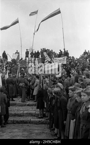 Warszawa, 1947-10-05. Inauguracja Tygodnia WiêŸnia Politycznego Msz¹ Œwiêt¹ w ruinach na Pawiaku. wb/gr PAP Warschau, 5. Oktober 1947. In den Ruinen des Pawiak-Gefängnisses wird eine Woche lang eine heilige Messe für einen politischen Gefangenen eröffnet. wb/gr PAP Stockfoto