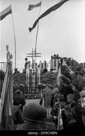 Warszawa, 1947-10-05. Inauguracja Tygodnia WiêŸnia Politycznego Msz¹ Œwiêt¹ w ruinach na Pawiaku. wb/gr PAP Warschau, 5. Oktober 1947. In den Ruinen des Pawiak-Gefängnisses wird eine Woche lang eine heilige Messe für einen politischen Gefangenen eröffnet. wb/gr PAP Stockfoto