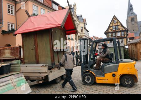 Quedinburg, Deutschland. 06th Dez 2021. Der Weihnachtsmarkt in der Adventstadt Quedlinburg wird seit heute abgebaut. Aufgrund der hohen Anforderungen von Corona ist die Besucherzahl in den letzten Tagen stark zurückgegangen. Insgesamt 75 Prozent der Händler fragten, den Weihnachtsmarkt nach 12 Tagen vorzeitig zu beenden. Die Entscheidung wurde am Sonntag getroffen. Quelle: Matthias Bein/dpa-Zentralbild/ZB/dpa/Alamy Live News Stockfoto
