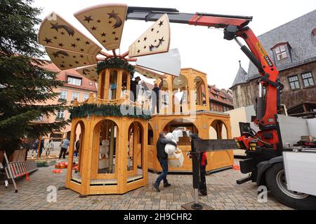 Quedinburg, Deutschland. 06th Dez 2021. Der Weihnachtsmarkt in der Adventstadt Quedlinburg wird seit heute abgebaut. Aufgrund der hohen Anforderungen von Corona ist die Besucherzahl in den letzten Tagen stark zurückgegangen. Insgesamt 75 Prozent der Händler fragten, den Weihnachtsmarkt nach 12 Tagen vorzeitig zu beenden. Die Entscheidung wurde am Sonntag getroffen. Quelle: Matthias Bein/dpa-Zentralbild/ZB/dpa/Alamy Live News Stockfoto