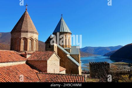 Turm des Ananuri-Schlosskomplexes am Aragvi-Fluss in Georgien. Das Schloss Ananuri liegt etwa 70 Kilometer von Tiflis entfernt. Stockfoto