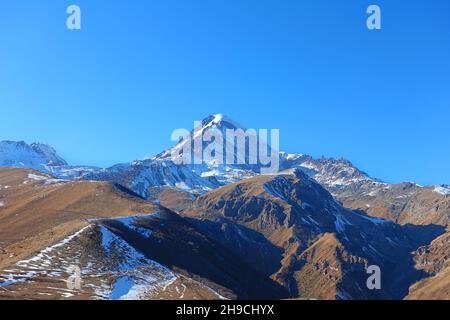 Blick über die verschneiten Berge rund um den Berg Kazbek im Winter. Georgien Stockfoto