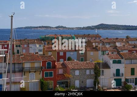 Hübsche traditionelle Ferienhäuser im Marina-Dorf Port Grimaud, Côte d'Azur, Var, Provence-Alpes-Côte d'Azur, Frankreich Stockfoto