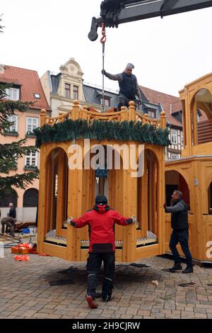 Quedinburg, Deutschland. 06th Dez 2021. Der Weihnachtsmarkt in der Adventstadt Quedlinburg wird seit heute abgebaut. Aufgrund der hohen Anforderungen von Corona ist die Besucherzahl in den letzten Tagen stark zurückgegangen. Insgesamt 75 Prozent der Händler fragten, den Weihnachtsmarkt nach 12 Tagen vorzeitig zu beenden. Die Entscheidung wurde am Sonntag getroffen. Quelle: Matthias Bein/dpa-Zentralbild/ZB/dpa/Alamy Live News Stockfoto