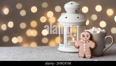 Gemütliche Winterurlaub Hintergrund mit Lebkuchen Mann Keks Kekse, Kerzen und Tasse Kakao mit Marshallows Stockfoto