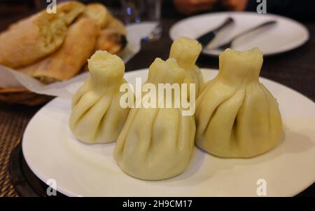 Leckere armenische Krinkali auf weißem Teller in einem Restaurant - Knödel des Kaukasus Stockfoto