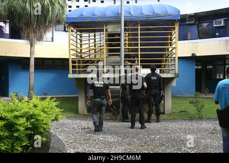 itabuna, bahia, brasilien - 13. dezember 2011: Agent der Bundespolizei während einer Polizeioperation in der Stadt Itabuna. Stockfoto