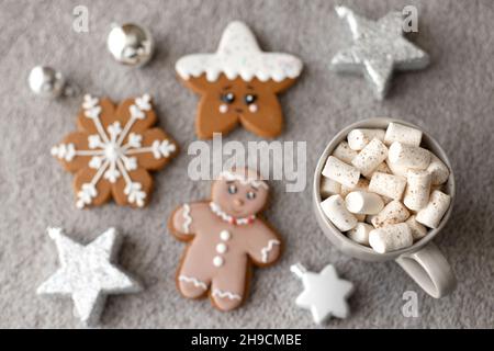 Flaches Set von Ingwerkeksen: Lebkuchenmann, Schneeflocken, Sterne mit Glasur und mit einer Tasse heißer Schokolade verziert Stockfoto