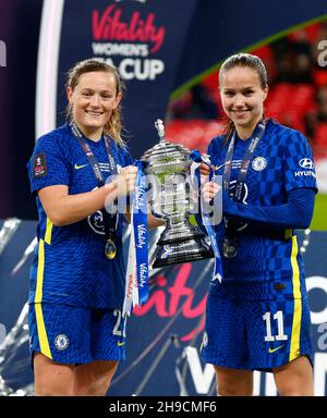 LONDON, England - DEZEMBER 05: Die L-R Chelsea Women Erin Cuthbert und die Chelsea Ladies Guro Reiten halten nach dem Vitality Women's FA Cup den FA Cup der Frauen ab Stockfoto