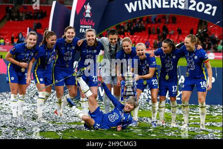 LONDON, England - 05. DEZEMBER: L-R (2nd Reihen) Chelsea Women in der ersten Reihe Ji so Yun Vitality Frauen-FA-Pokalfinale 2021 zwischen Arsenal und Chelsea in Wembl Stockfoto